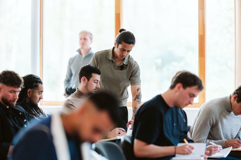 Jamar coacht deelnemers tijdens sessie