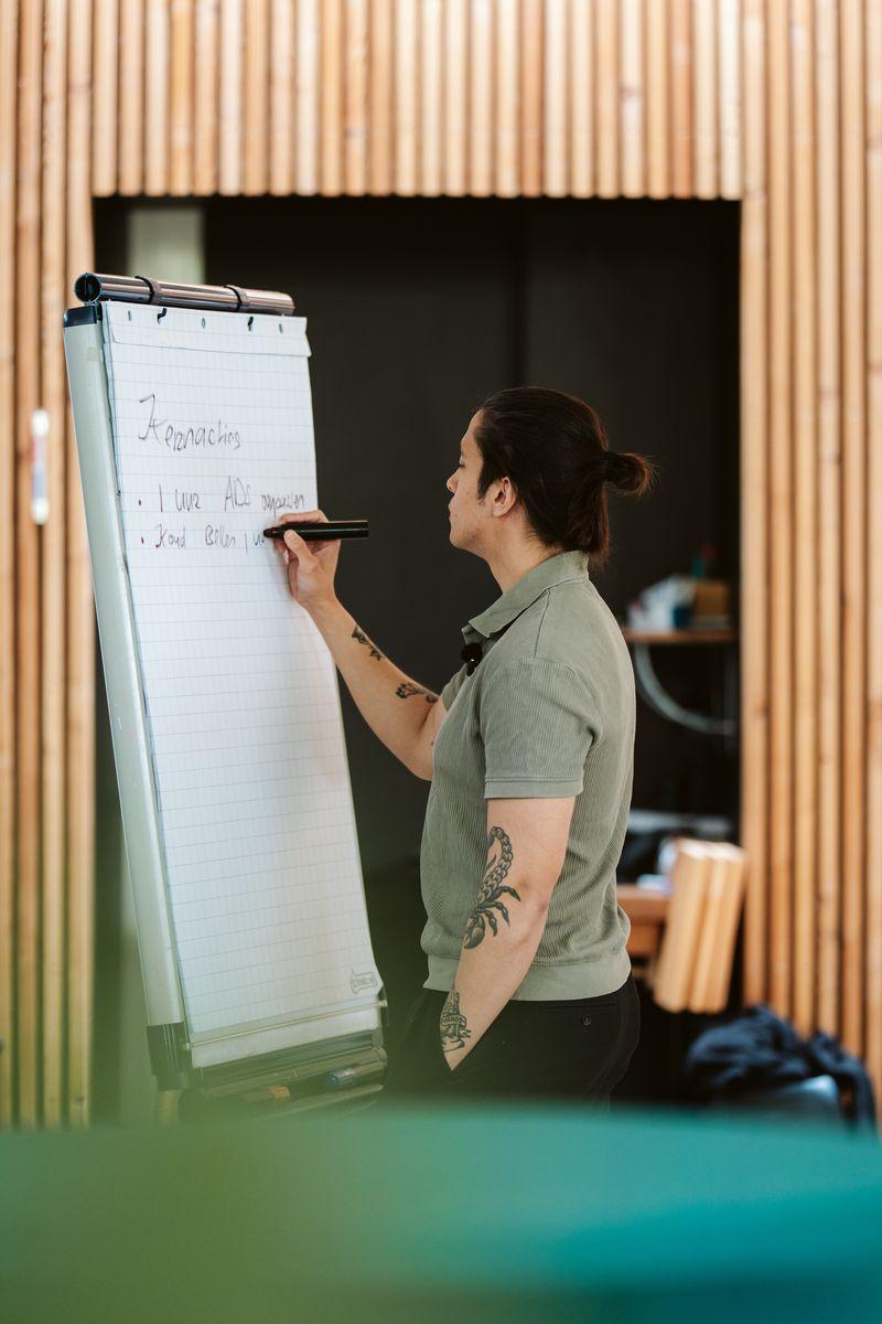 Jamar schrijft kernacties op flipchart